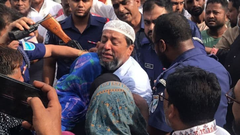 প্যারোলে মুক্তি পেয়ে স্ত্রীর জানাজায় অঝোরে কাঁদলেন সাবেক কাউন্সিলর মতি